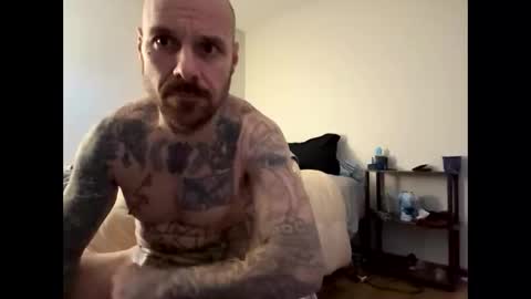 Snapshot of bodyart85_19 chatting on February 9, 8:24 pm Bodyart85 19 online show from February 9, 8:24 pm