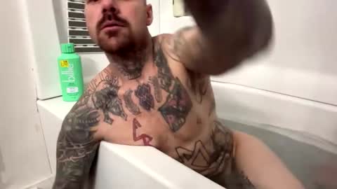 Snapshot of bodyart85_19 chatting on January 31, 12:18 pm Bodyart85 19 online show from January 31, 12:18 pm