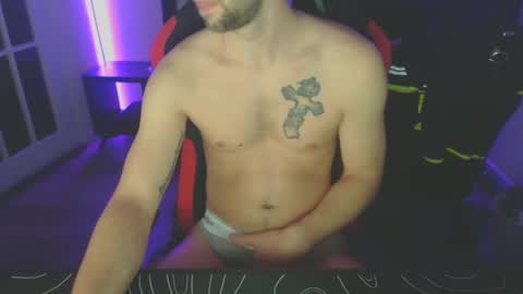 boy_t0y89 online show from February 17, 6:15 pm