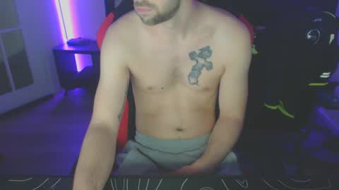 boy_t0y89 online show from February 5, 7:29 am