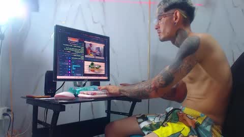 boy_tatto77 online show from March 13, 7:09 pm