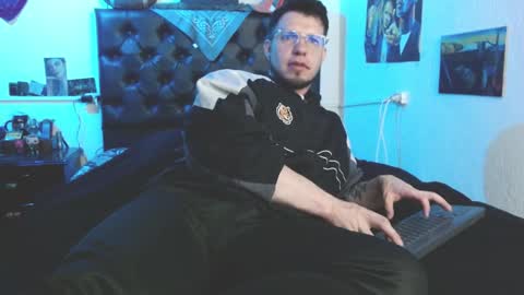 Snapshot of brad_hot_boy chatting on September 27, 2:53 am brad hot boy online show from September 27, 2:53 am