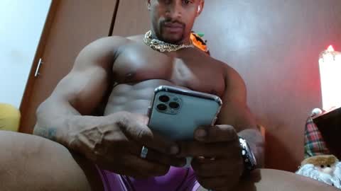 Snapshot of bryan_colen chatting on February 7, 4:59 am Enjoy the best muscle straws   online show from February 7, 4:59 am