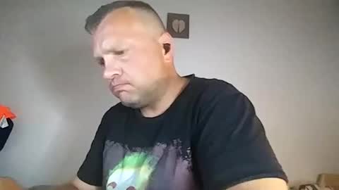Snapshot of bury703709 chatting on September 24, 1:27 am Creazy dad online show from September 24, 1:27 am