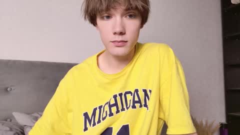 Snapshot of callmenineoneseven chatting on October 30, 5:47 pm Nick online show from October 30, 5:47 pm