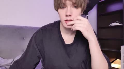 Snapshot of callmenineoneseven chatting on October 19, 9:34 am Nick online show from October 19, 9:34 am