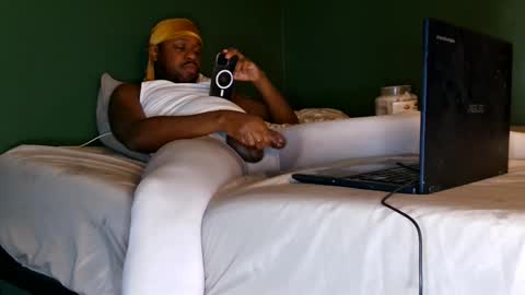 Que online show from March 6, 6:32 am