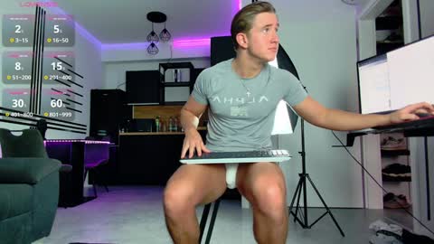 Snapshot of christianlevine_ chatting on February 8, 6:12 am UPVOTE ME ------  ILL DO SOMETHING FOR FREE online show from February 8, 6:12 am