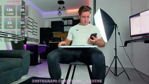 Snapshot of christianlevine_ chatting on February 9, 6:58 pm UPVOTE ME ------  ILL DO SOMETHING FOR FREE online show from February 9, 6:58 pm