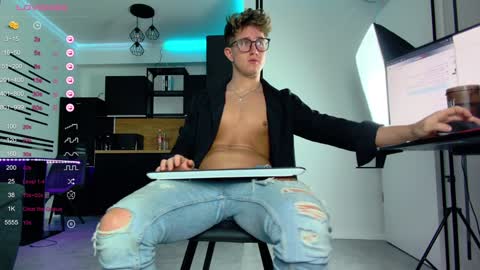 Snapshot of christianlevine_ chatting on December 5, 5:15 am UPVOTE ME ------  ILL DO SOMETHING FOR FREE online show from December 5, 5:15 am