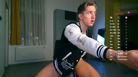 Snapshot of christianlevine_ chatting on October 16, 4:37 pm UPVOTE ME ------  ILL DO SOMETHING FOR FREE online show from October 16, 4:37 pm