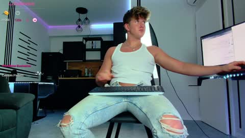 Snapshot of christianlevine_ chatting on January 3, 7:07 pm UPVOTE ME ------  ILL DO SOMETHING FOR FREE online show from January 3, 7:07 pm