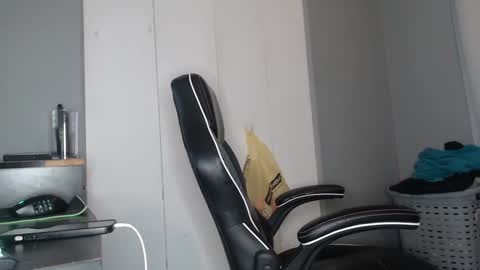 Snapshot of chrisvacherx chatting on December 4, 3:15 am ChrisVacherx online show from December 4, 3:15 am