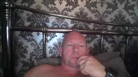 col4nows online show from October 10, 10:42 am