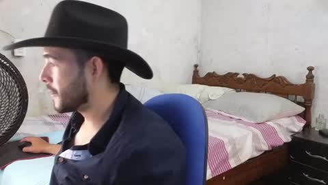 Snapshot of cris_simons chatting on January 23, 12:14 am cris_simons online show from January 23, 12:14 am