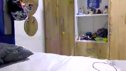 crisespitia25 online show from April 3, 5:32 pm