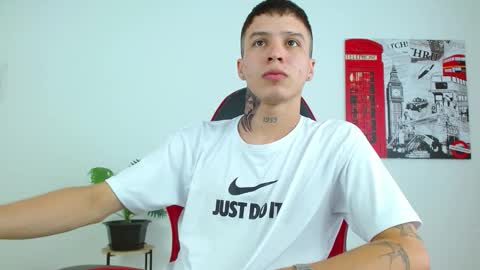 cumandres online show from December 15, 2:58 pm