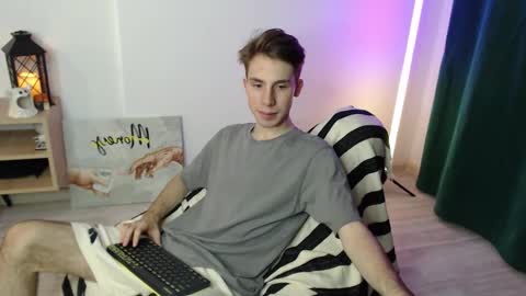 Snapshot of cute_brian chatting on October 26, 3:25 pm Im Brian online show from October 26, 3:25 pm
