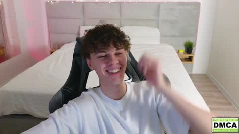 Snapshot of cute_thomas chatting on December 16, 6:27 pm Thomas -  online show from December 16, 6:27 pm