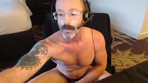 Snapshot of dadthebatehound chatting on November 1, 12:04 am Call me Dad or Hound online show from November 1, 12:04 am