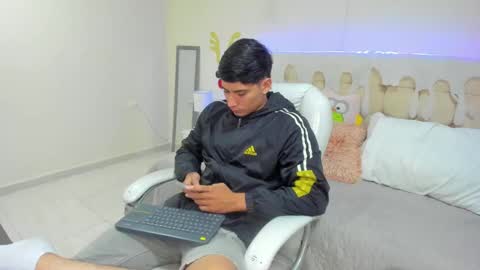 Snapshot of damian23_ chatting on January 7, 12:27 pm DAMIAN online show from January 7, 12:27 pm