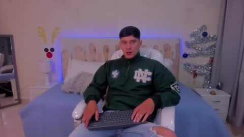 Snapshot of damian23_ chatting on December 12, 9:19 am DAMIAN online show from December 12, 9:19 am