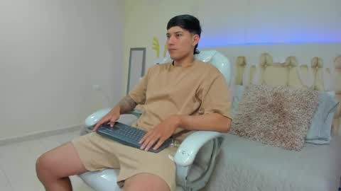 Snapshot of damian23_ chatting on January 3, 12:08 pm DAMIAN online show from January 3, 12:08 pm