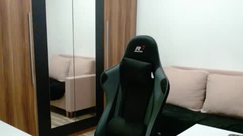 darius_94 online show from November 20, 6:24 am