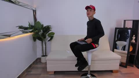 darwin_stark online show from June 5, 6:52 am