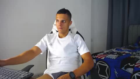 Snapshot of davisito7 chatting on December 28, 7:44 am David Angel online show from December 28, 7:44 am