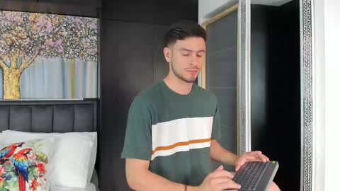 Derek Hussain online show from January 4, 7:44 pm