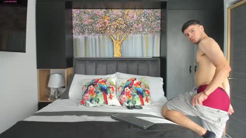 Derek Hussain online show from January 14, 7:32 pm