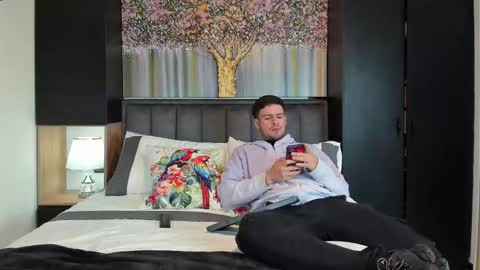 Derek Hussain online show from December 24, 11:33 pm