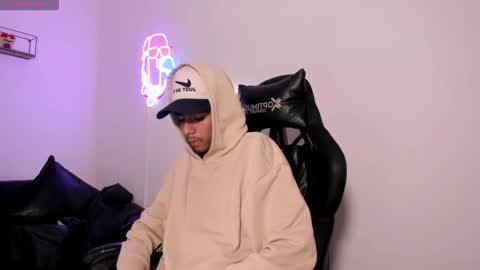 dikey_18 online show from March 24, 9:41 pm