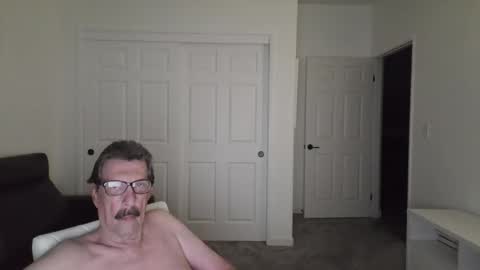 dkallencat1 online show from May 10, 7:42 am
