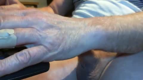 Snapshot of easypeasy62 chatting on December 5, 10:12 pm easypeasy62 online show from December 5, 10:12 pm