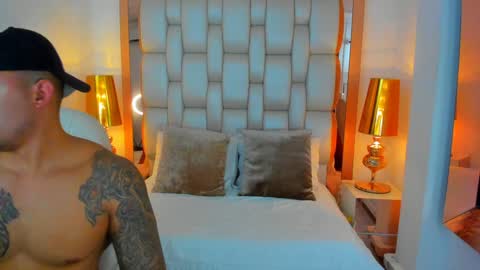 E L L I O T    V E L E Z online show from December 5, 8:34 pm