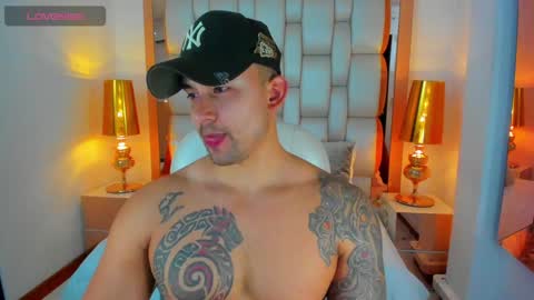 E L L I O T    V E L E Z online show from January 22, 8:28 pm