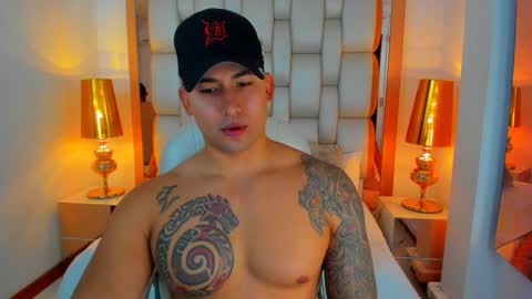 E L L I O T    V E L E Z online show from December 8, 12:19 pm