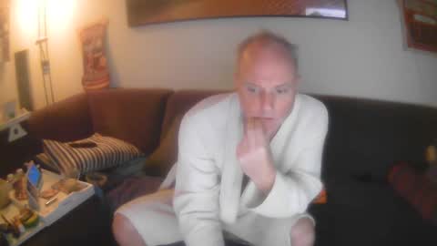 Snapshot of eric204 chatting on December 6, 8:26 am Eric online show from December 6, 8:26 am