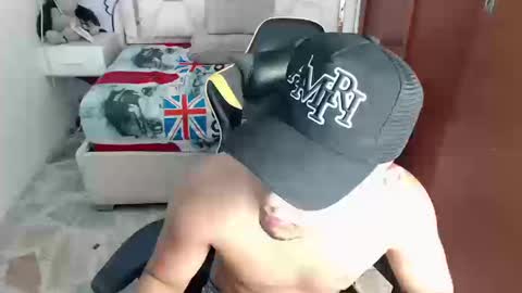 eskayler_ online show from September 19, 10:09 pm