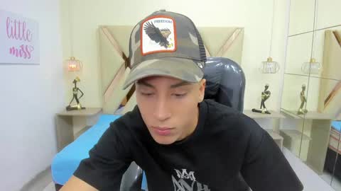 estebancol18 online show from May 11, 11:35 pm