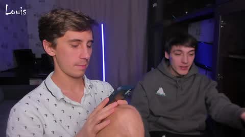 Snapshot of esthetics_boys chatting on December 15, 3:45 am LOUIS online show from December 15, 3:45 am