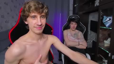 Snapshot of esthetics_boys chatting on February 28, 10:39 pm LOUIS online show from February 28, 10:39 pm