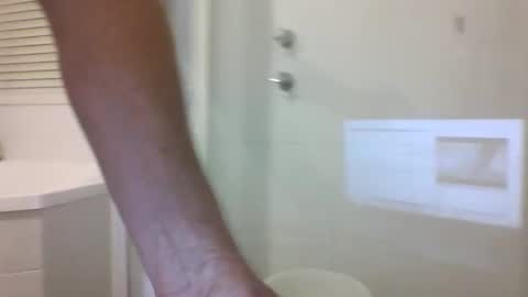 Snapshot of etextratestacle chatting on January 1, 5:00 pm ET online show from January 1, 5:00 pm