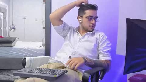 ethan_greys online show from December 20, 5:47 am