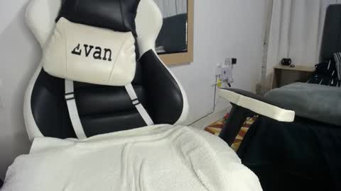 Evan online show from February 18, 2:27 am