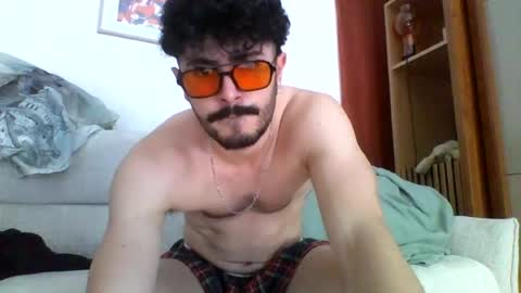 Snapshot of frenchygayhandsome31 chatting on June 29, 9:59 am Frenchie online show from June 29, 9:59 am