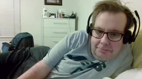Snapshot of garyg930 chatting on October 27, 3:31 am Gary online show from October 27, 3:31 am