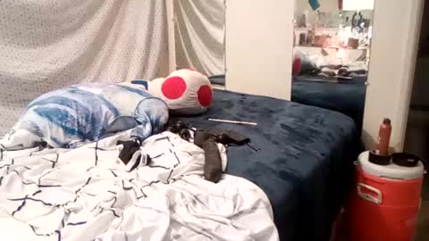 Lenzy LaCanada online show from January 2, 9:00 am